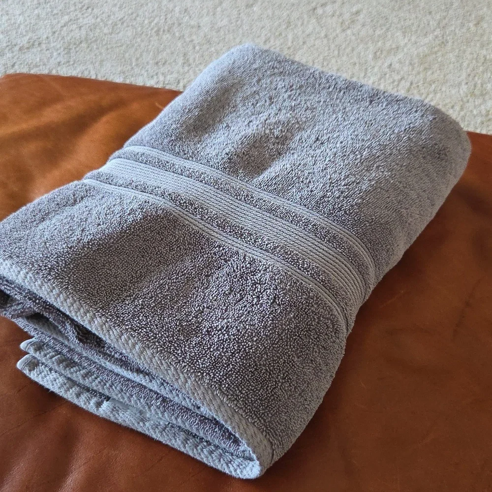 Charisma 2 Gray Large  Bath Towels Pre-owned length is approximately  53